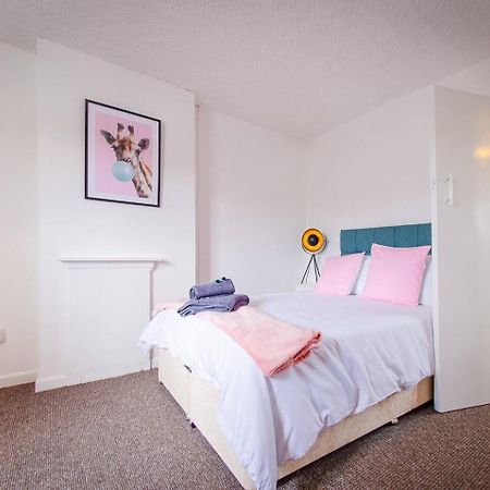 4 Bed - 2 Baths 1 Walk In Shower Lots Of Parking Ipswich Esterno foto