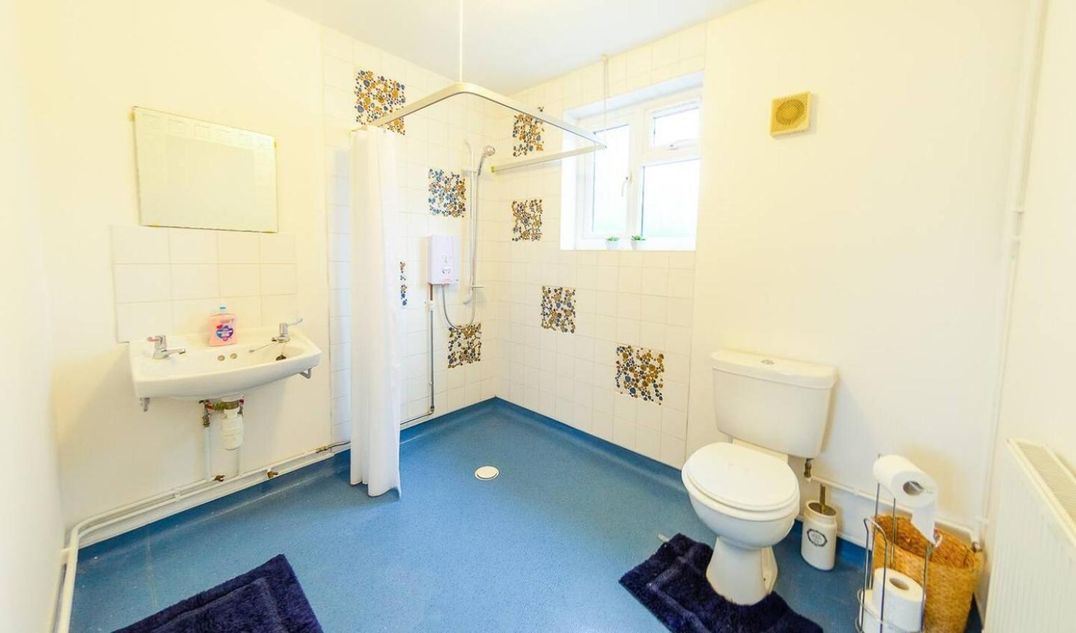 4 Bed - 2 Baths 1 Walk In Shower Lots Of Parking Ipswich Esterno foto